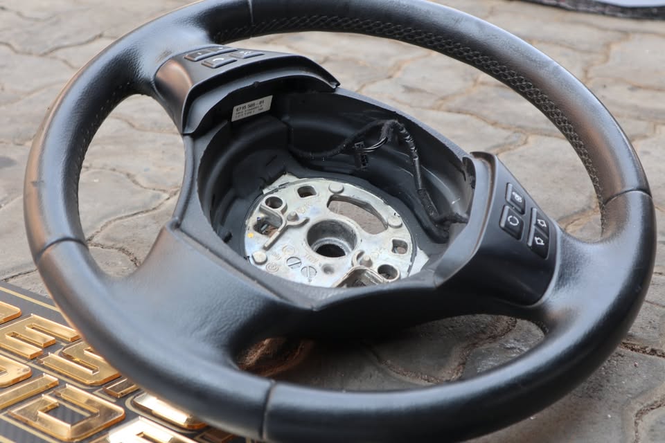 BMW E90 FACE LIFT STEERING WHEEL - Private Seller BMW E90 FACE LIFT STEERING WHEEL - Private Seller