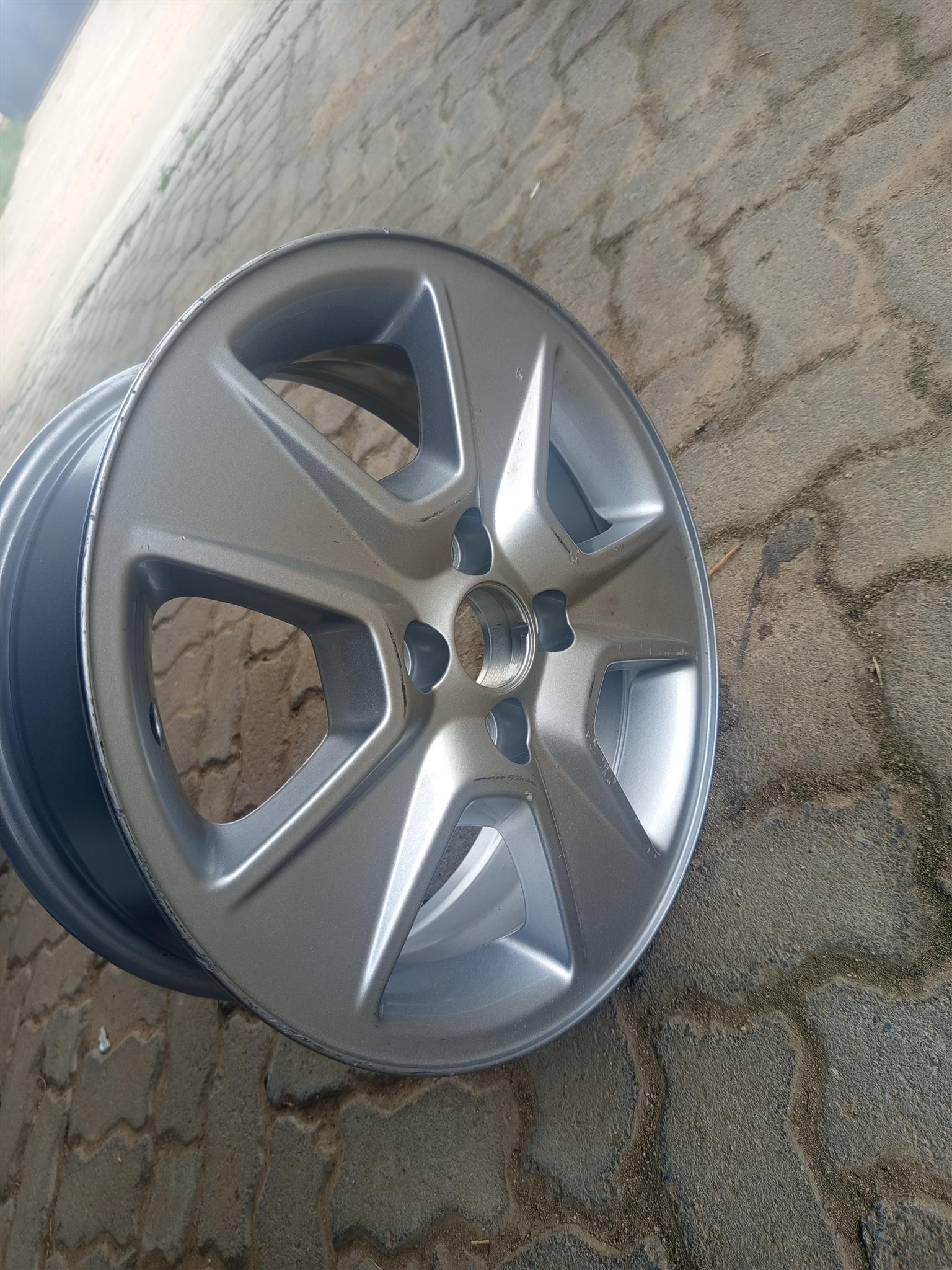 15 Inch Silver Alloy Rim - Private Seller 15 Inch Silver Alloy Rim - Private Seller