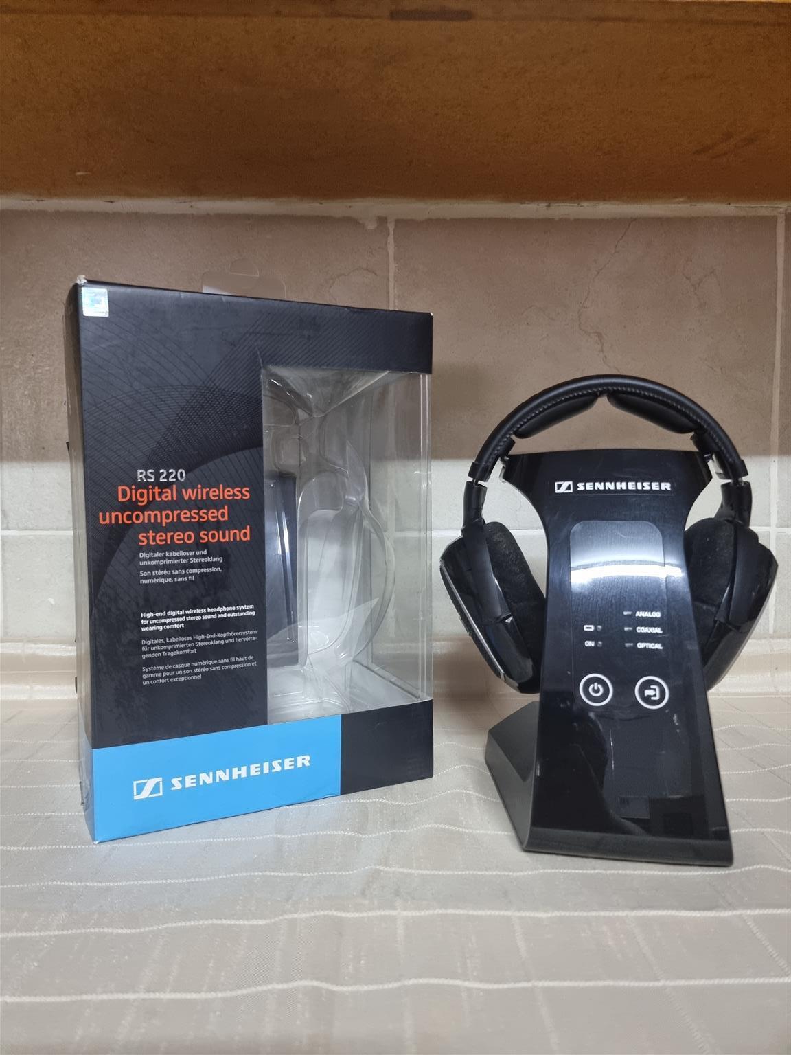 Sennheiser RS220 Digital wireless Headphones with uncompressed stereo sound.