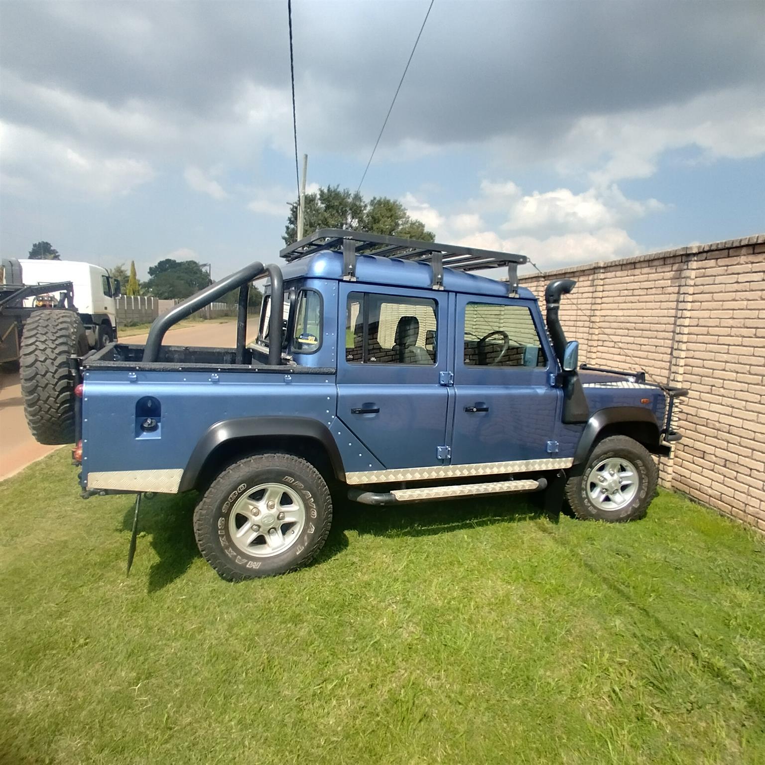Land rover defender | Junk Mail Marketplace
