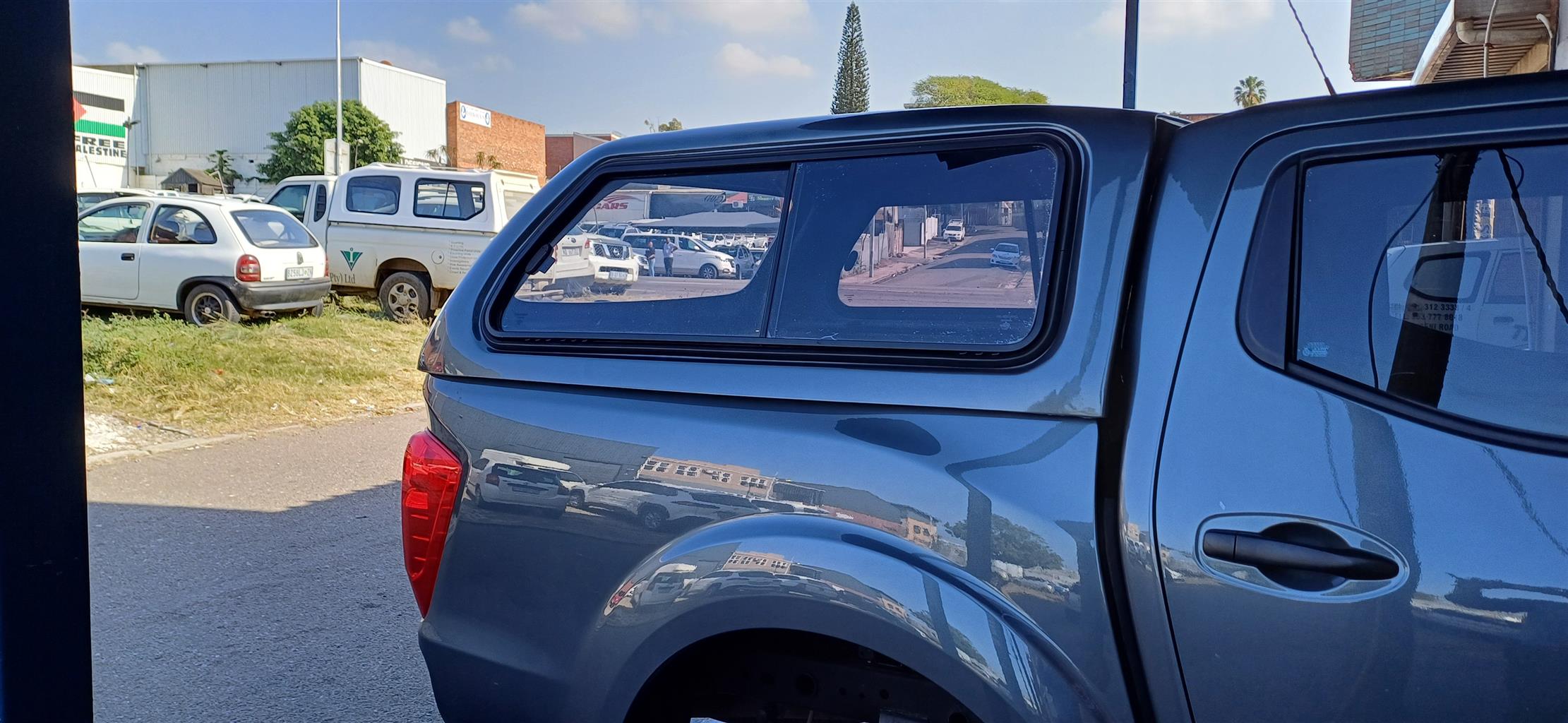 BEEKMAN CANOPY FOR SALE - NISSAN NAVARA D23 - Private Seller BEEKMAN CANOPY FOR SALE - NISSAN NAVARA D23 - Private Seller