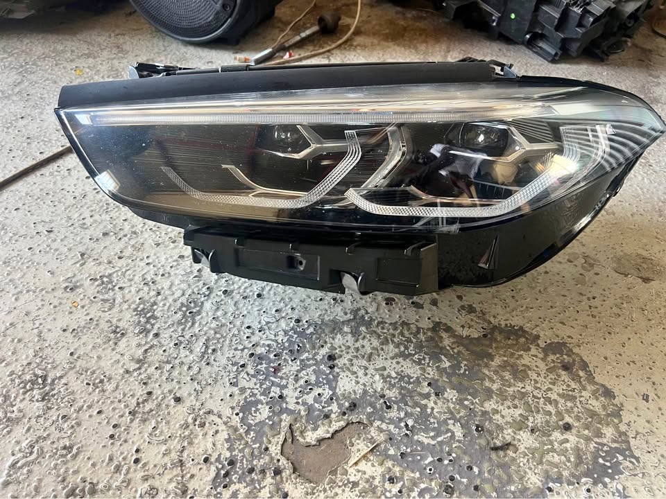 BMW 8 Series headlight - Private Seller BMW 8 Series headlight - Private Seller