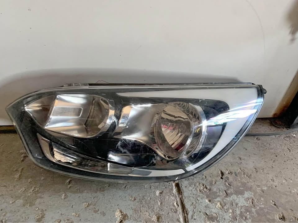 Kia Rio normal (halogen) headlight - Private Seller Kia Rio normal (halogen) headlight - Private Seller
