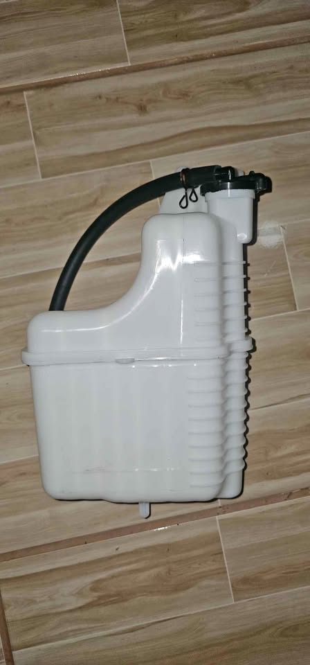 Toyota Avanza Radiator Bottle - Private Seller Toyota Avanza Radiator Bottle - Private Seller