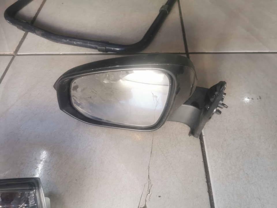 Toyota hillux gd6 left side mirror - Private Seller Toyota hillux gd6 left side mirror - Private Seller