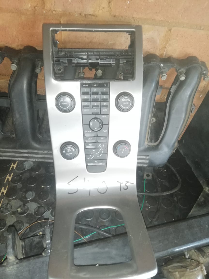 VOLVO XC60 CENTER PANEL FOR SALE (DELIVERY AVAILABLE COUNTRY WIDE) - Private Seller