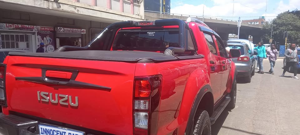 2019 ISUZU KB250 2.5 DIESEL, MANUAL , DOUBLE CAB, RED COLOUR, MILEAGE 97000KM