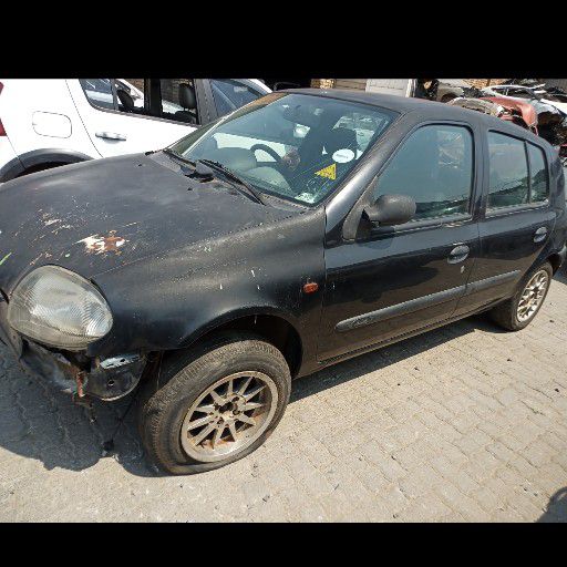 stripping Renault Clio spare Parts - Private Seller