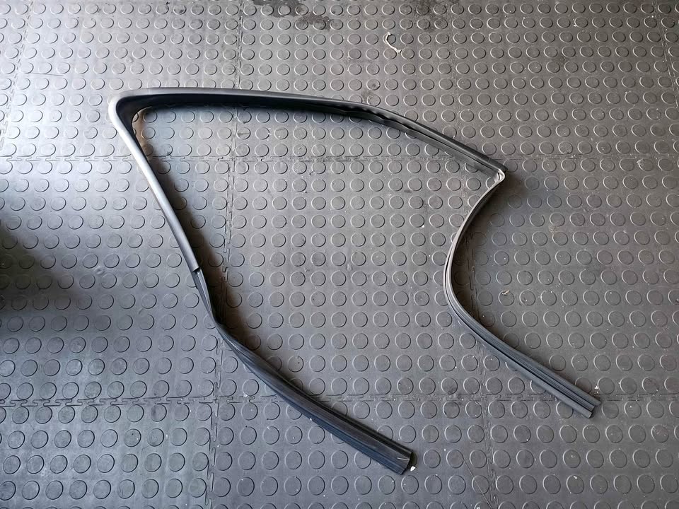 MAZDA BT50 FRONT DOOR WINDOW GLASS RUBBER - OEM - Private Seller MAZDA BT50 FRONT DOOR WINDOW GLASS RUBBER - OEM - Private Seller