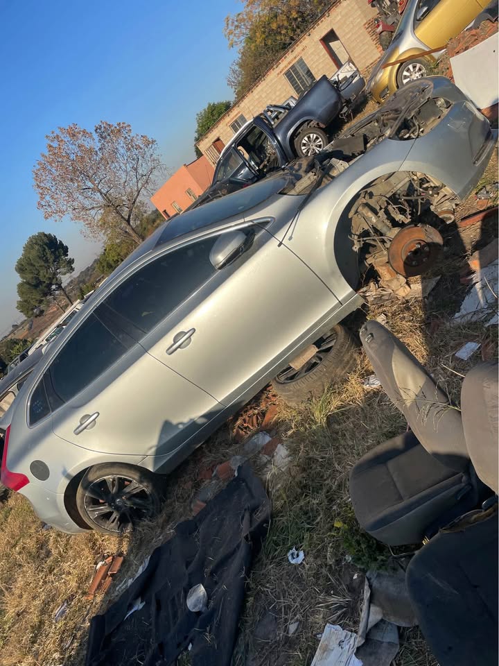 Volvo V40 T3 stripping for spares.