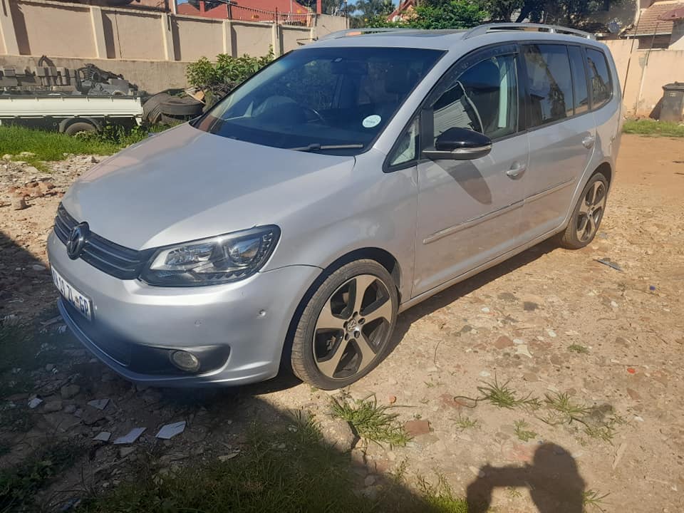 2014 VW Touran 2.0 Petrol 7 seats 92000km Panoramic Roof Available Call or whatsapp Leon