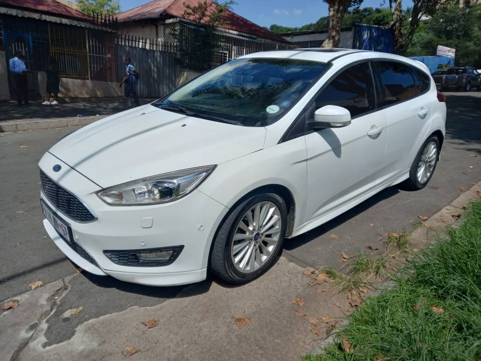 2017 Ford Focus Ecoboost 1.0 Petrol, Automatic, White, 129000kms SERVICE BOOK.