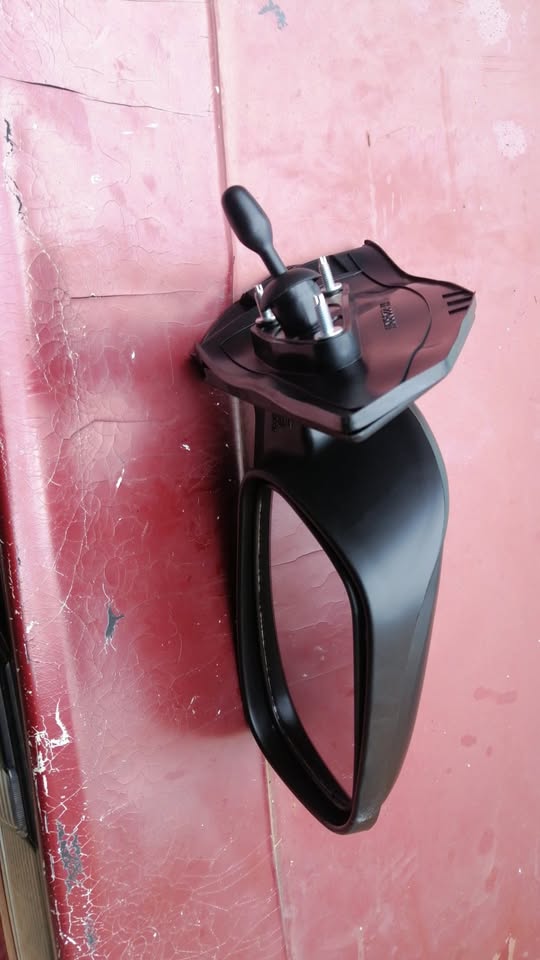 Toyota RunX Door Mirror - Private Seller Toyota RunX Door Mirror - Private Seller