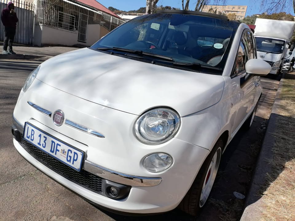 2015 FIAT 500C CONVERTIBLE WITH REVERSE SENSORS IN EXCELLENT CONDITION