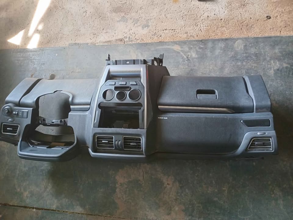 Mahindra Scorpio 2.2 S6 dashboard still in good condition for sale WhatsApp or cell - Private Seller Mahindra Scorpio 2.2 S6 dashboard still in good condition for sale WhatsApp or cell - Private Seller