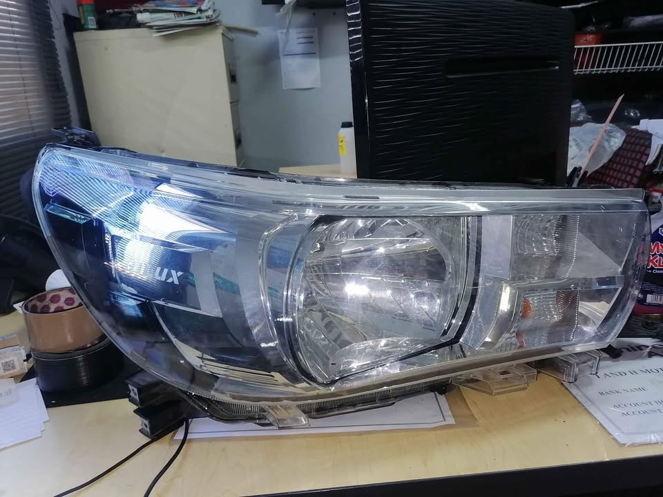Toyota hilux gd6 right headlight - Private Seller