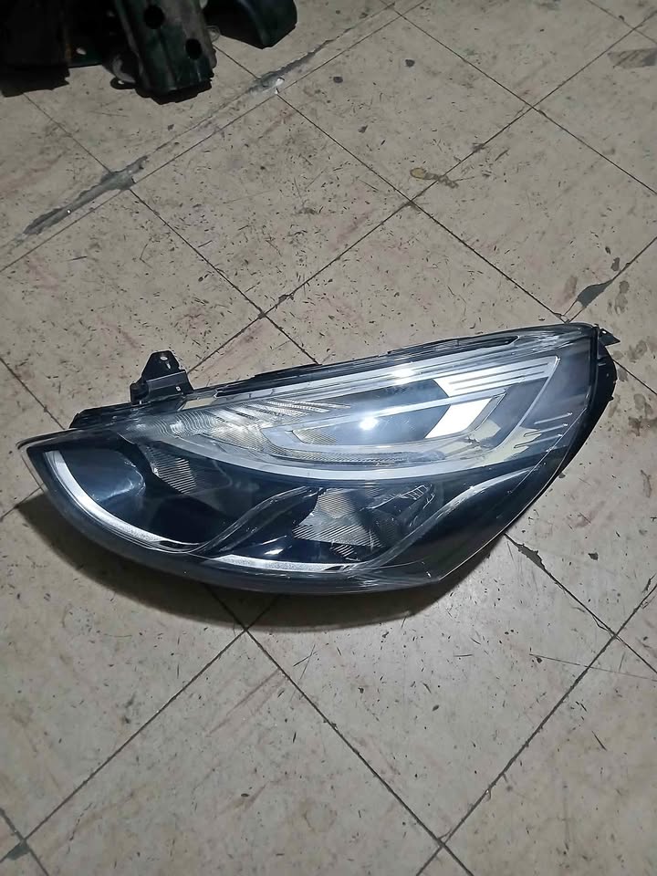 Renault Clio 4 headlight - Private Seller Renault Clio 4 headlight - Private Seller