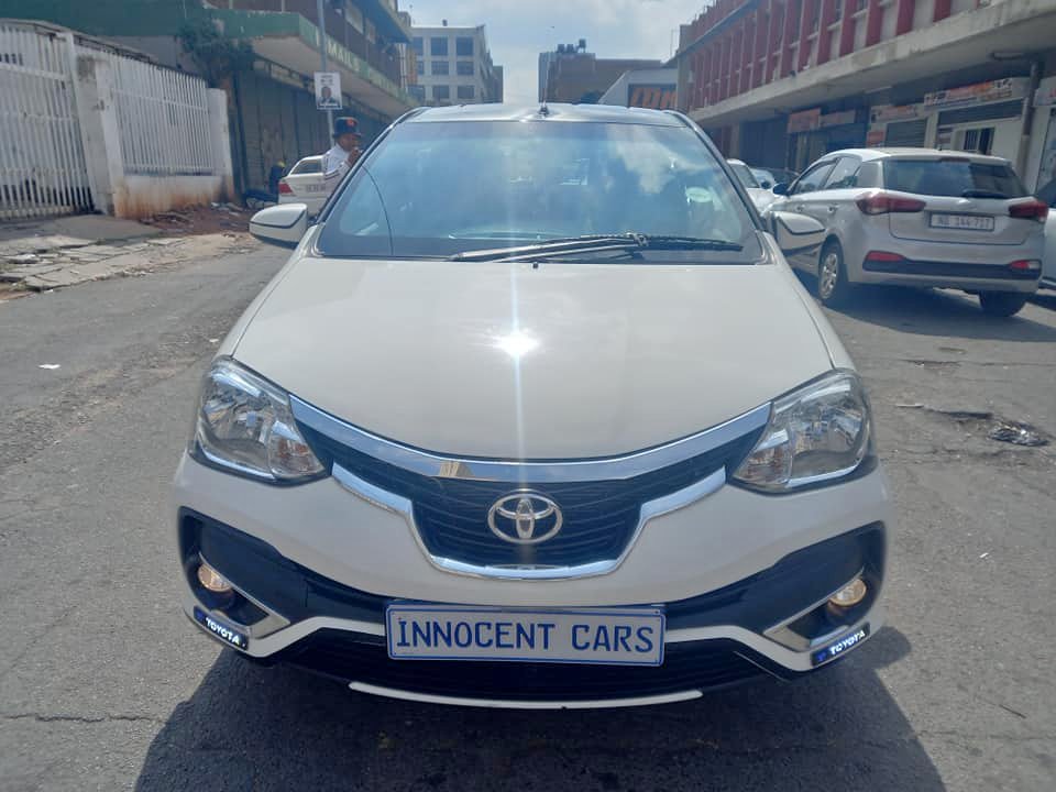 2019 TOYOTA ETIOS 1.5 PETROL, MANUAL TRANSMISSION, WHITE COLOUR, MILEAGE