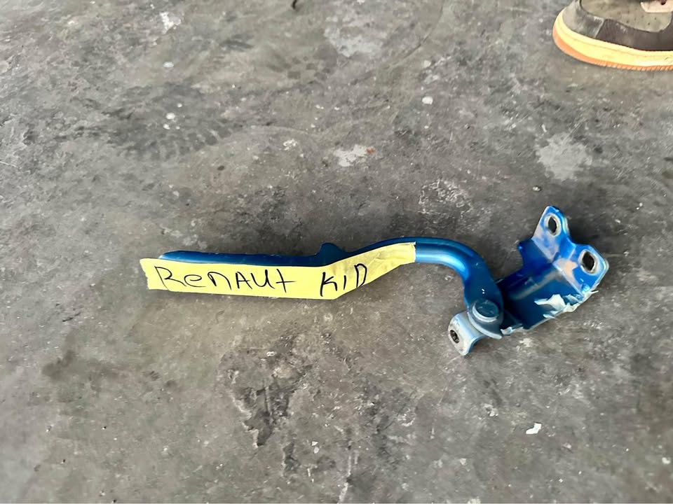 Renault Kwid bonnet hinges - Private Seller Renault Kwid bonnet hinges - Private Seller