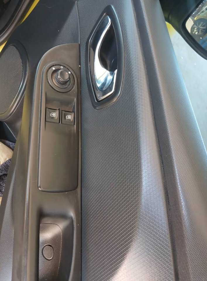 2015 model Renault Clio hatchback Manuel Transmission petrol 900T engine capacity mileage 92000km