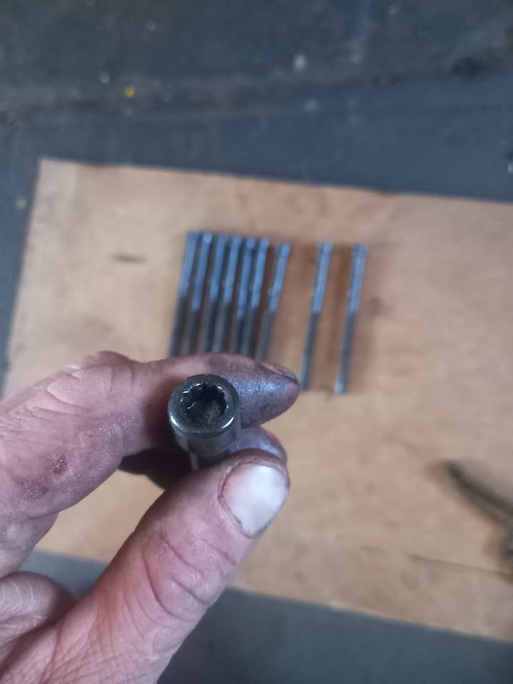 HYUNDAI G4FA HEAD BOLTS FULL SET X10 - Private Seller