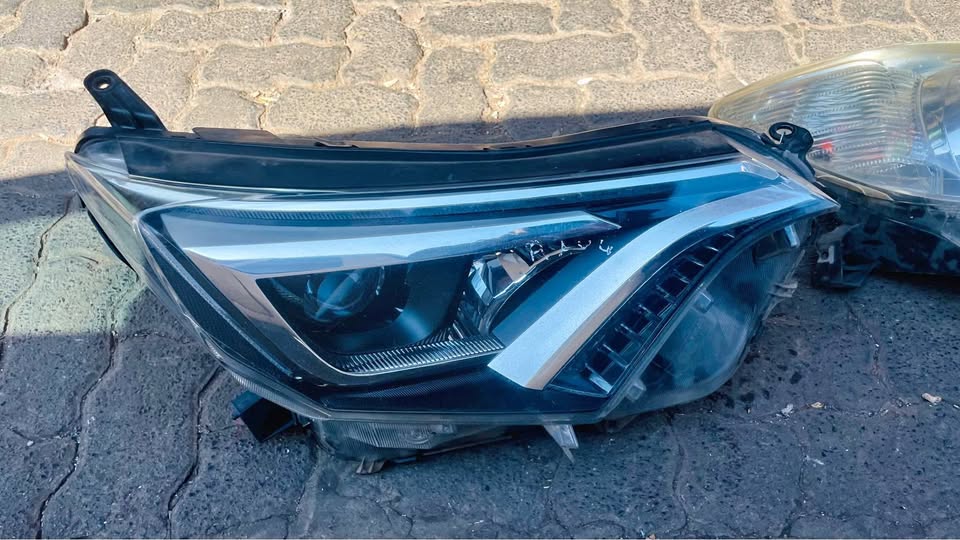 Toyota RAV4 Headlight 2016/18 - Private Seller Toyota RAV4 Headlight 2016/18 - Private Seller