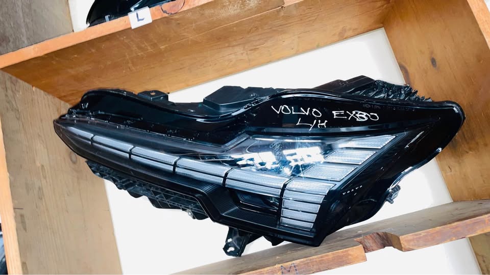 Volvo EX30 Full LED Headlight - Private Seller Volvo EX30 Full LED Headlight - Private Seller