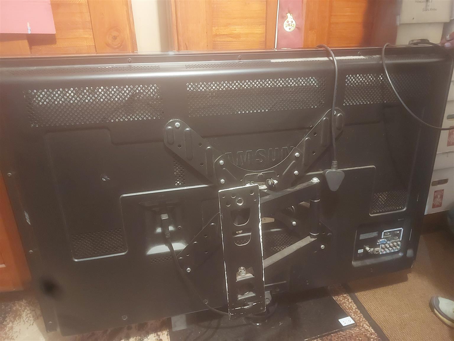 TV SAMSUNG 50" PLASMA WITH BRACKET