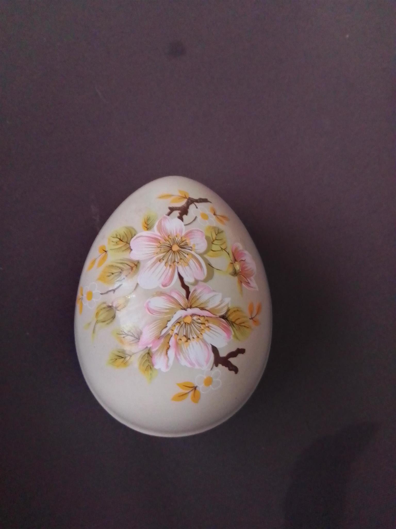 Vintage Saddler egg shaped trinket holder