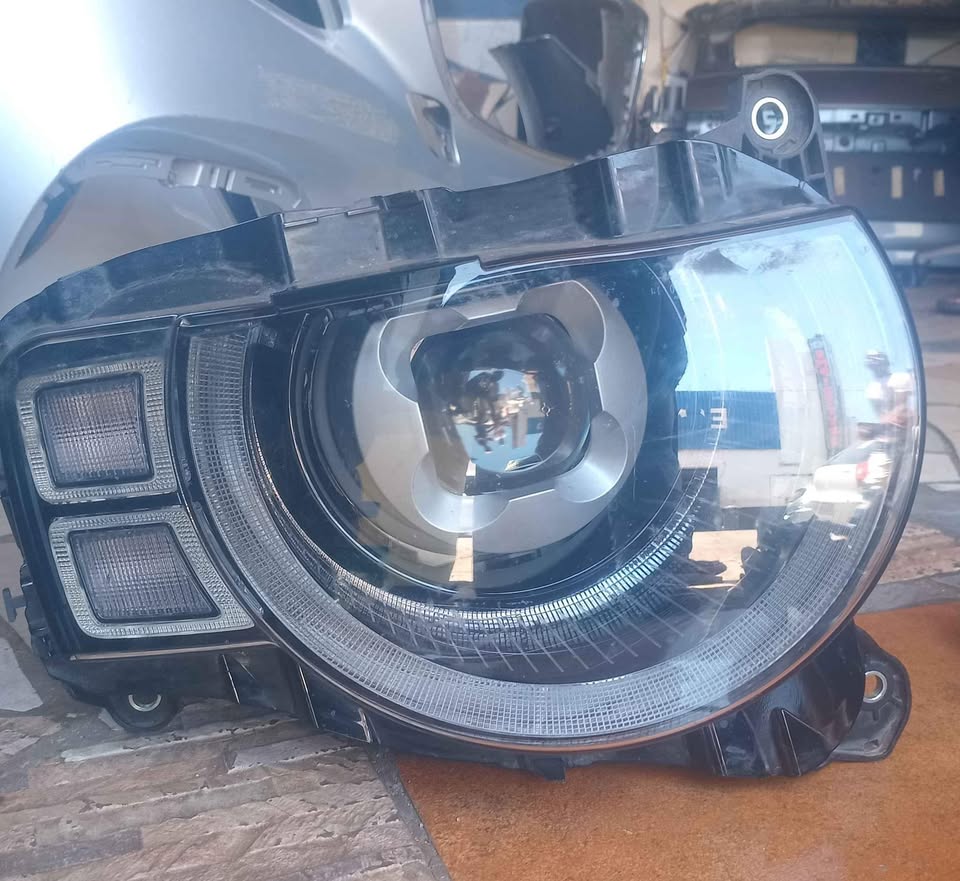 Land rover Defender right side headlight - Private Seller Land rover Defender right side headlight - Private Seller