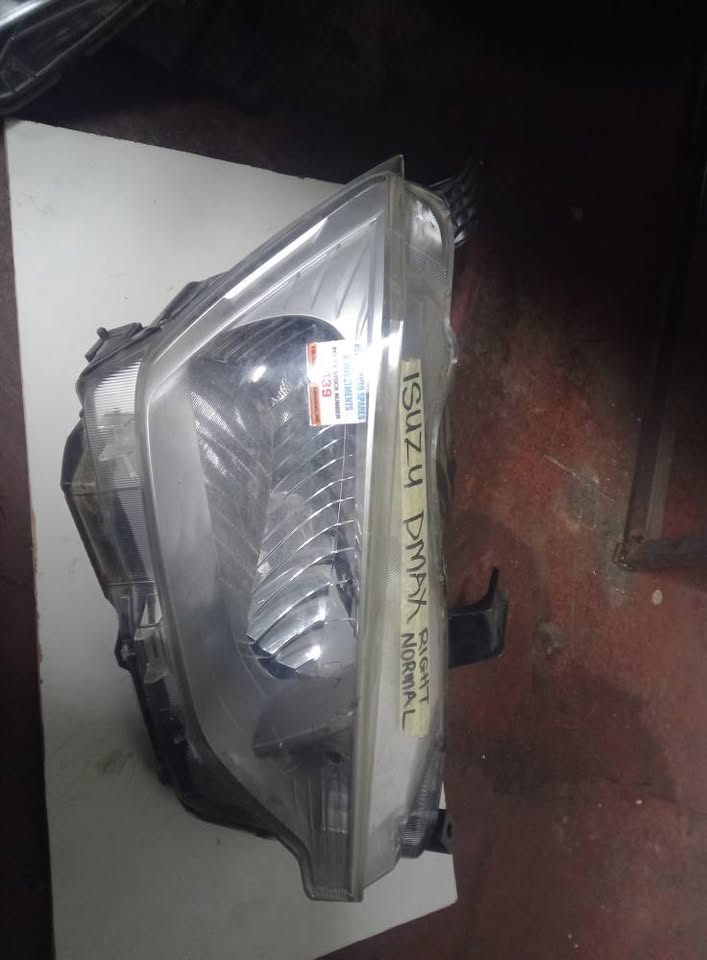 ISUZU DMAX HEADLIGHT RIGHT SIDE NORMAL - Private Seller ISUZU DMAX HEADLIGHT RIGHT SIDE NORMAL - Private Seller