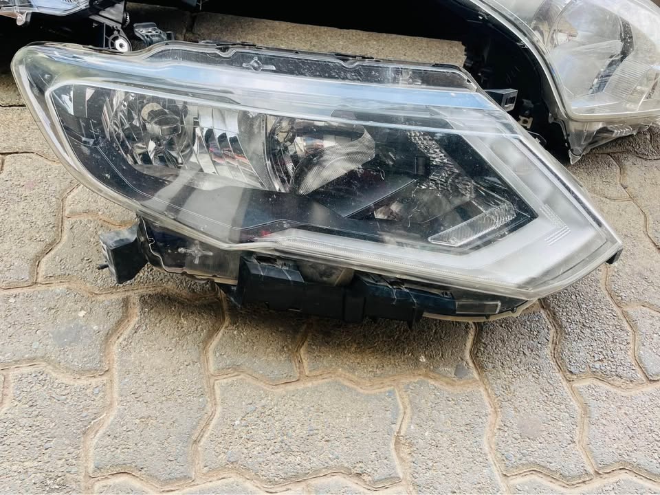 NISSAN X-TRAIL HEADLIGHT 2016/24 - Private Seller
