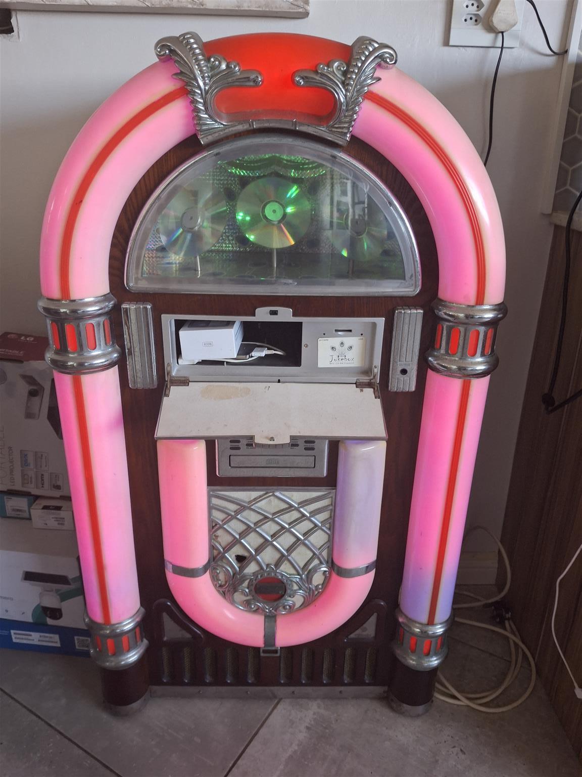 Jukebox late 1980s with apple ipod valued at R3000
