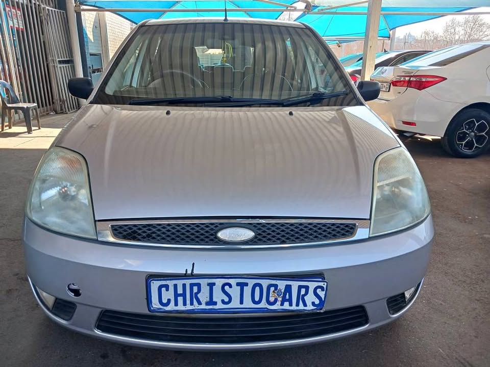 2005 model Ford Fiesta hatchback Manuel Transmission petrol 1.4 engine capacity mileage 75000km
