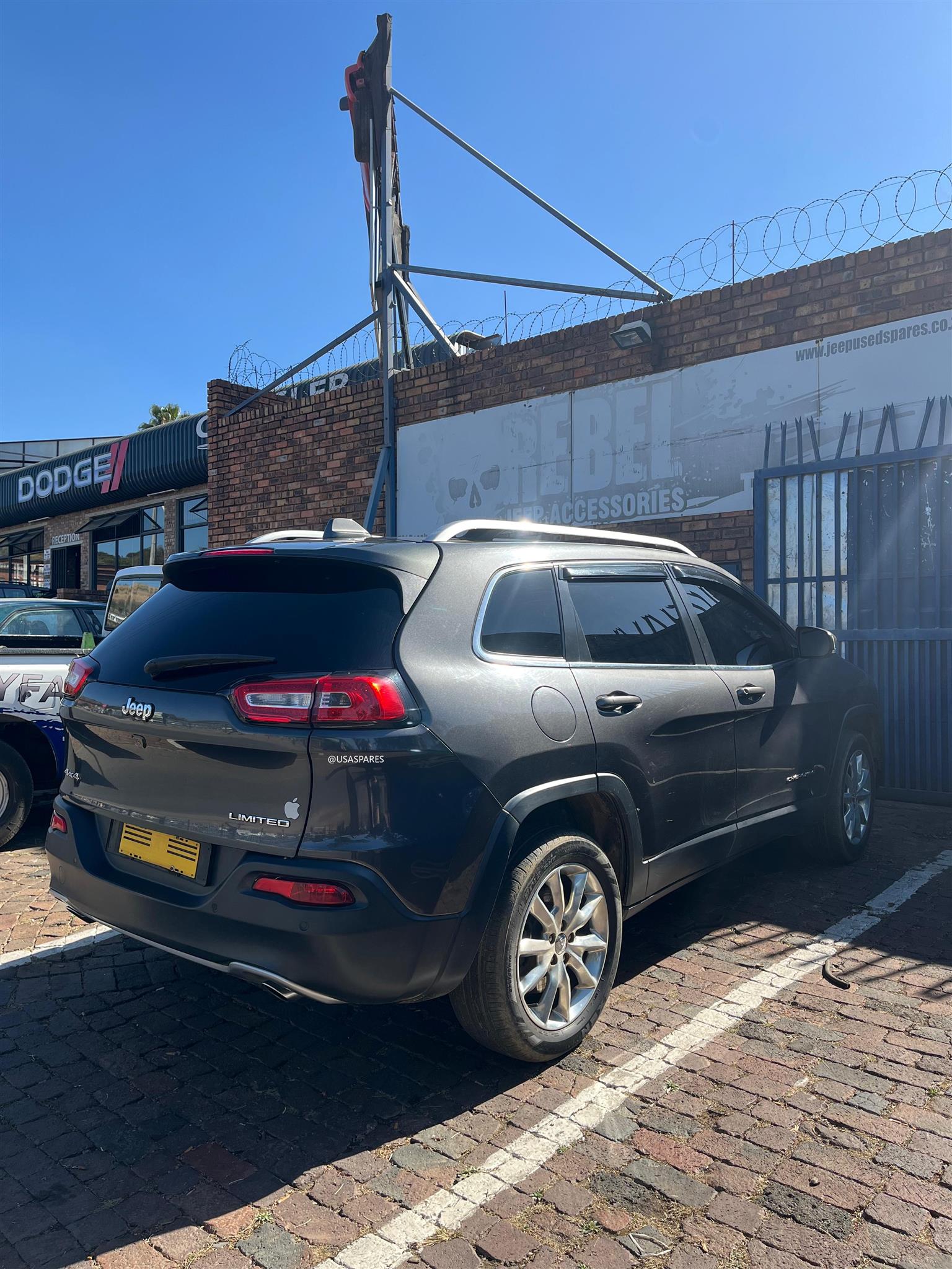 Jeep Cherokee 3.2 KL Stripping For Parts - Private Seller