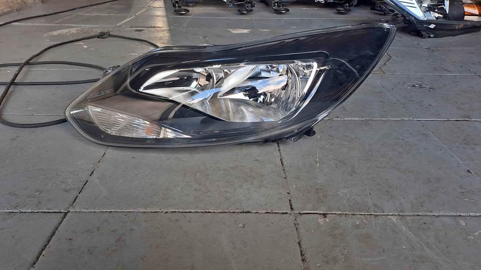 Headlight Ford Focus 12-14 - Private Seller Headlight Ford Focus 12-14 - Private Seller