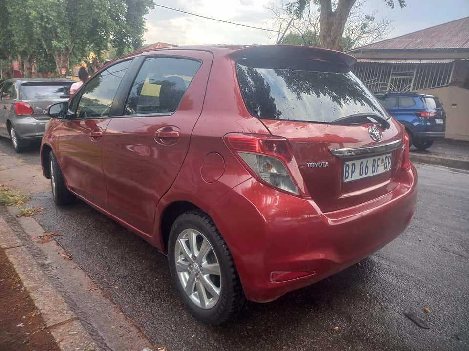 2011 TOYOTA YARIS HATCHBACK 1.3 PETROL, MANUAL, MAROON COLOR
