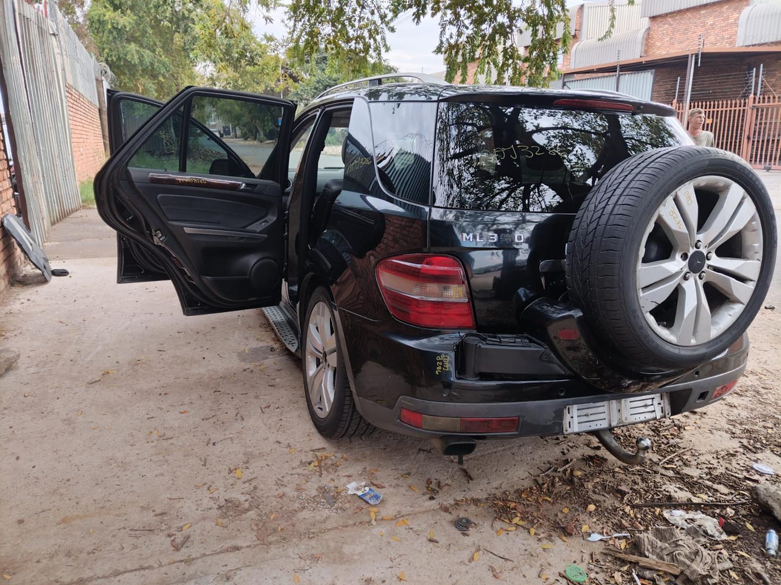 Mercedes ML350 cdi tailgate boot lid for sale used - Private Seller Mercedes ML350 cdi tailgate boot lid for sale used - Private Seller