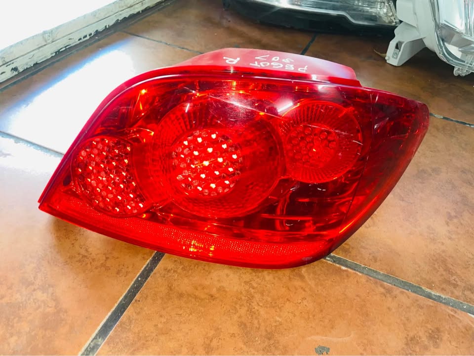 PEUGEOT 307 Taillight 2000-2007 - Private Seller PEUGEOT 307 Taillight 2000-2007 - Private Seller