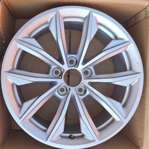 AUDI Q5 OEM 17IN SINGLE MAG - Private Seller AUDI Q5 OEM 17IN SINGLE MAG - Private Seller