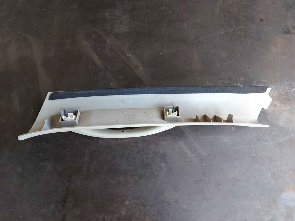 Used Jeep Cherokee KJ A-Pillar Grab Handle RH P/N 5GM92T
