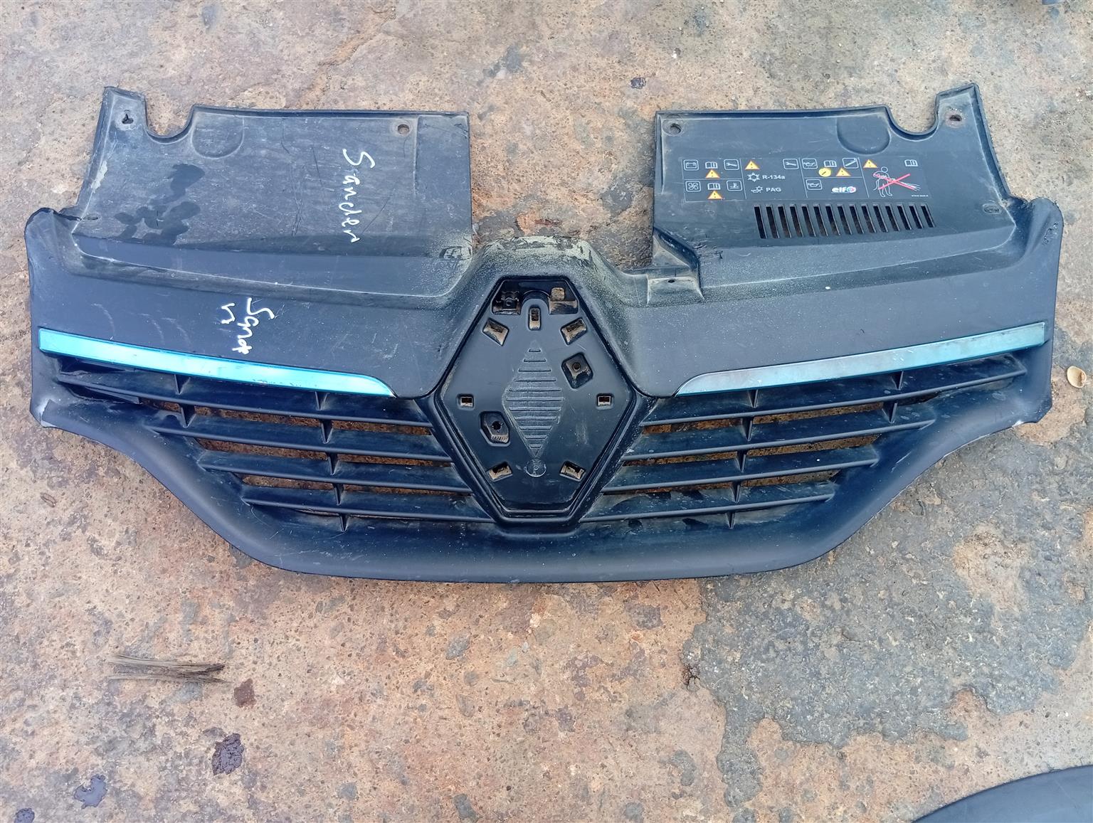 2013-2017 Renault Sandero stepway front grill - Private Seller 2013-2017 Renault Sandero stepway front grill - Private Seller