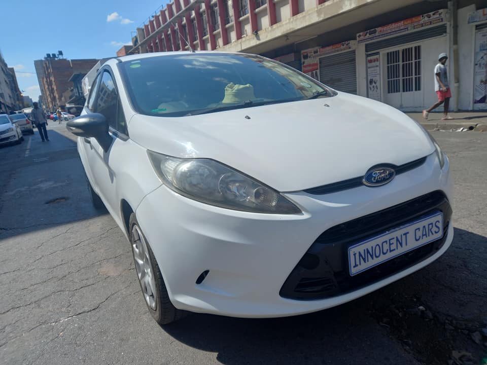 2012 FORD FIESTA 1.4 PETROL HATCHBACK, MANUAL TRANSMISSION, WHITE COLOUR, MILEAGE 86000KM