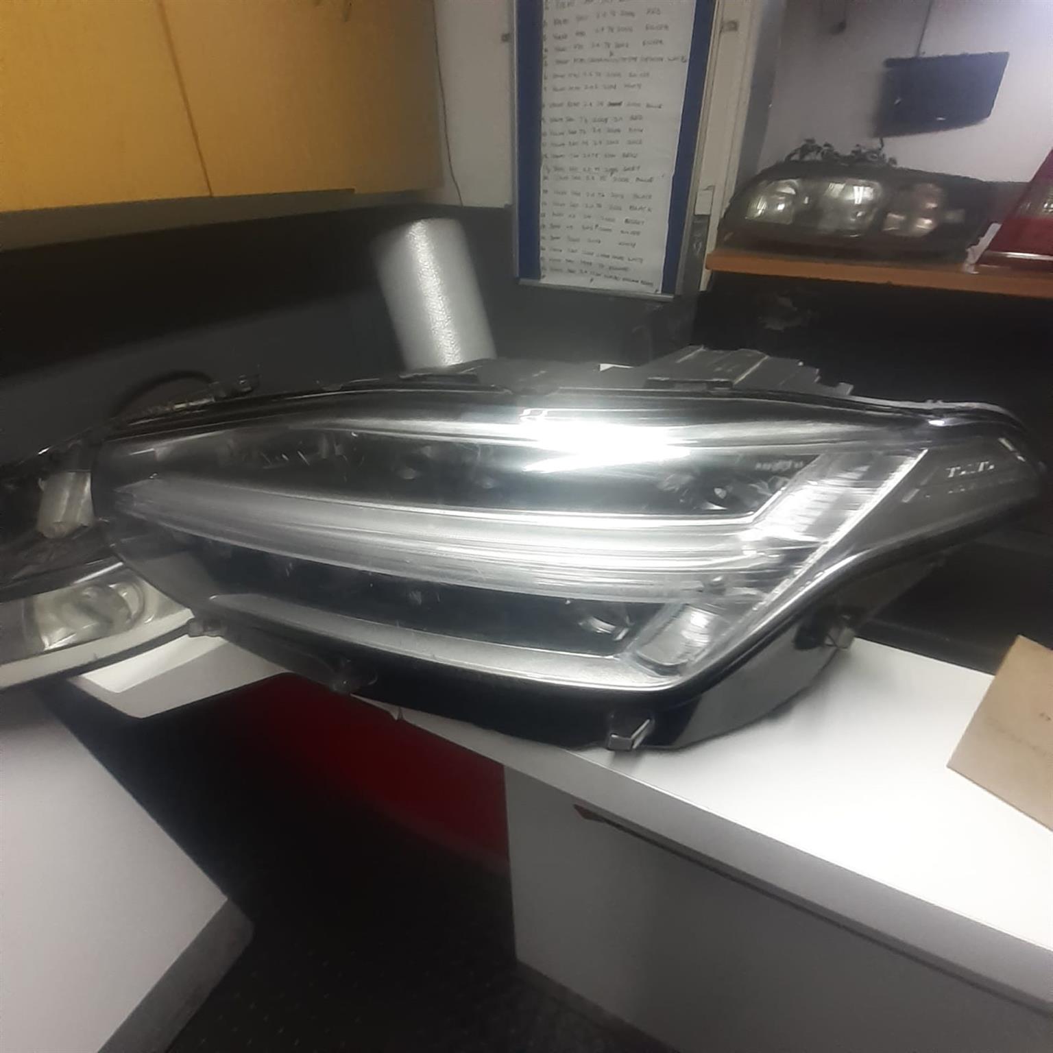 VOLVO XC90 2019 LED LEFT HEADLIGHT FOR SALEV (DELIVERY AVAILABLE COUNTRY WIDE) - Private Seller VOLVO XC90 2019 LED LEFT HEADLIGHT FOR SALEV (DELIVERY AVAILABLE COUNTRY WIDE) - Private Seller