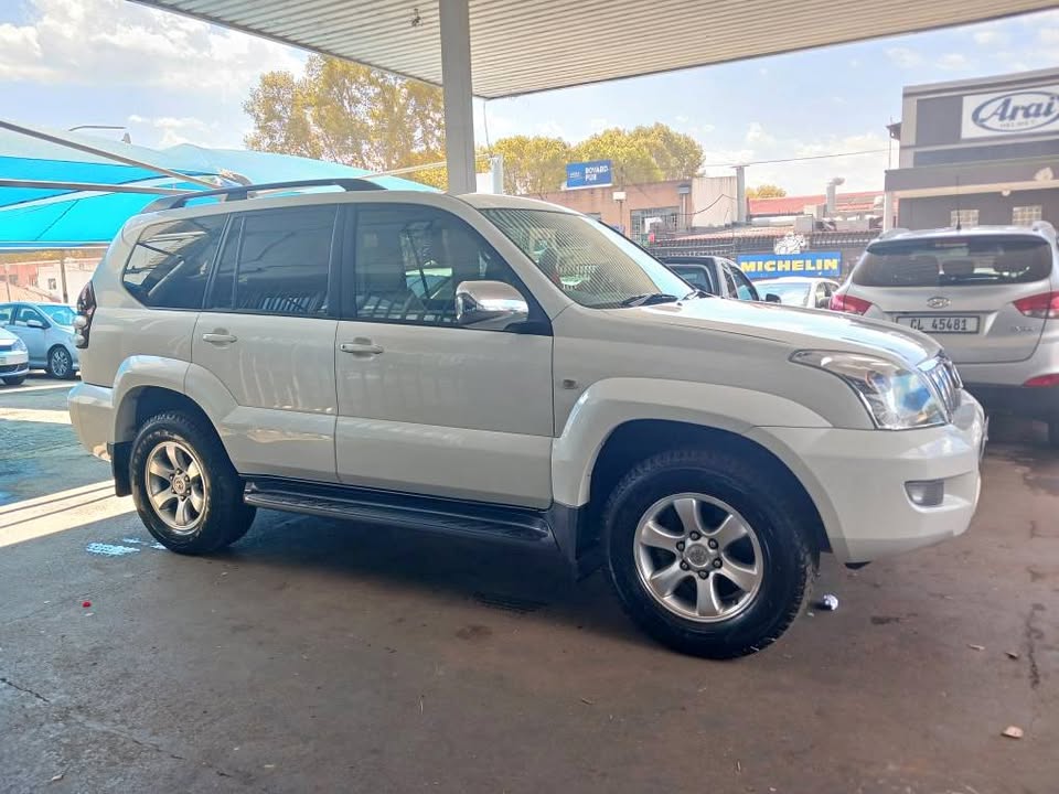 2009 TOYOTA PRADO V6 4.0 4X4  Transmission: Manual  Mileage: 191000km Fueltype: Petrol  White