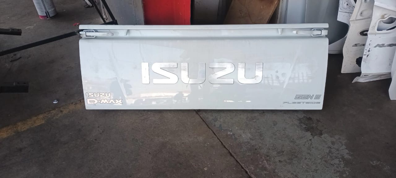 Isuzu dmax complete tailgate f - Private Seller