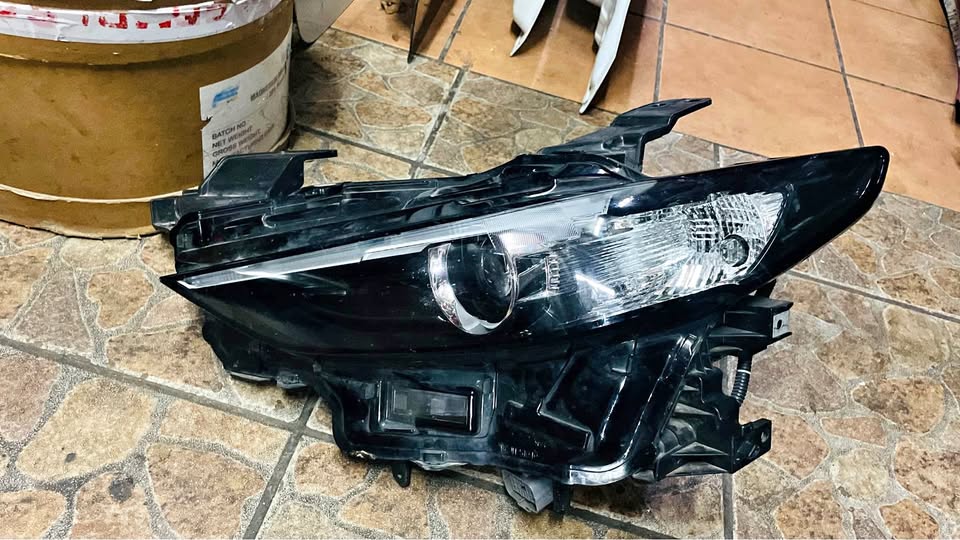 Mazda 3 LED HEADLIGHT 2019 - Private Seller Mazda 3 LED HEADLIGHT 2019 - Private Seller