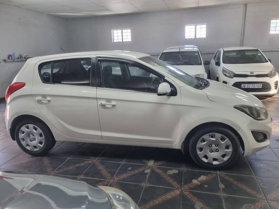 2013 Hyundai i20 1.4Manual 90000km Mechanically Perfect with Clothes Seat interior