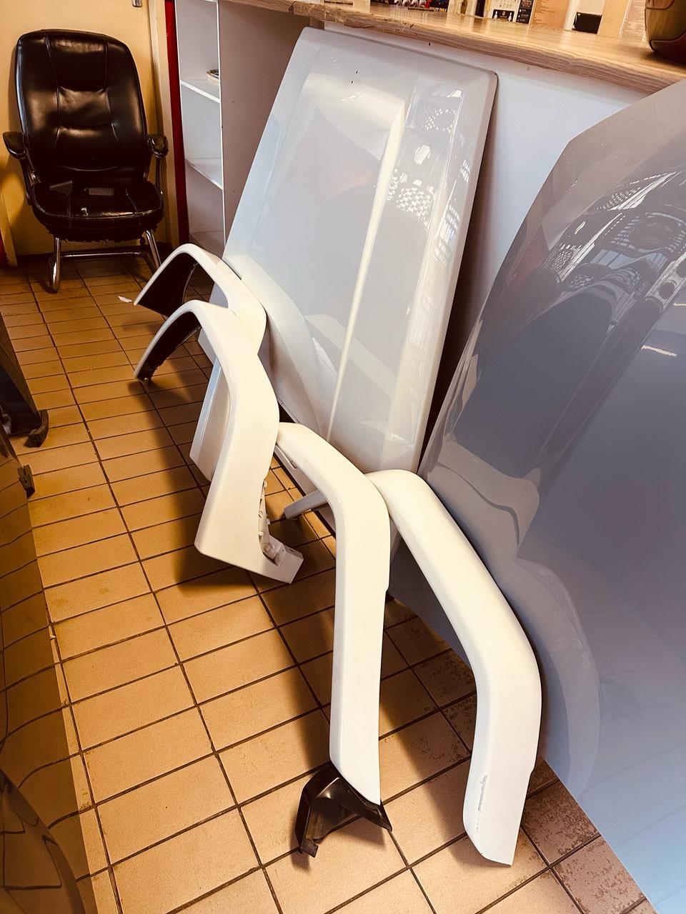 2018 MERCEDE-BENZ W463 G-WAGON WHEEL ARCHS FRONT AND REAR (LEFT AND RIGHTSIDES) - Private Seller 2018 MERCEDE-BENZ W463 G-WAGON WHEEL ARCHS FRONT AND REAR (LEFT AND RIGHTSIDES) - Private Seller