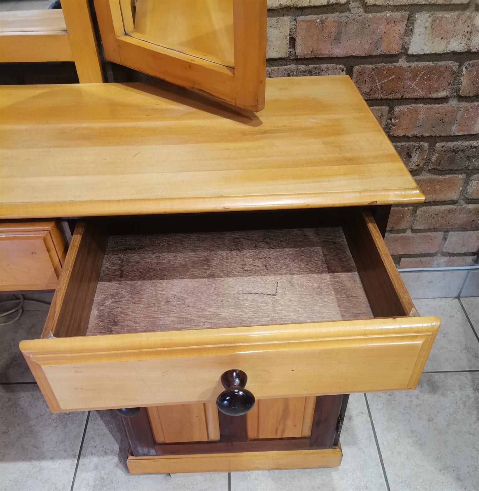 Embuia dressing table